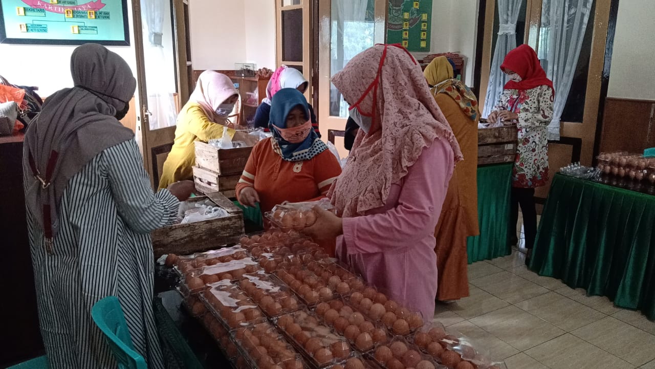 Persit Korem 073/Makutarama siapkan paket sembako untuk warga Salatiga yang terdampak Covid-19